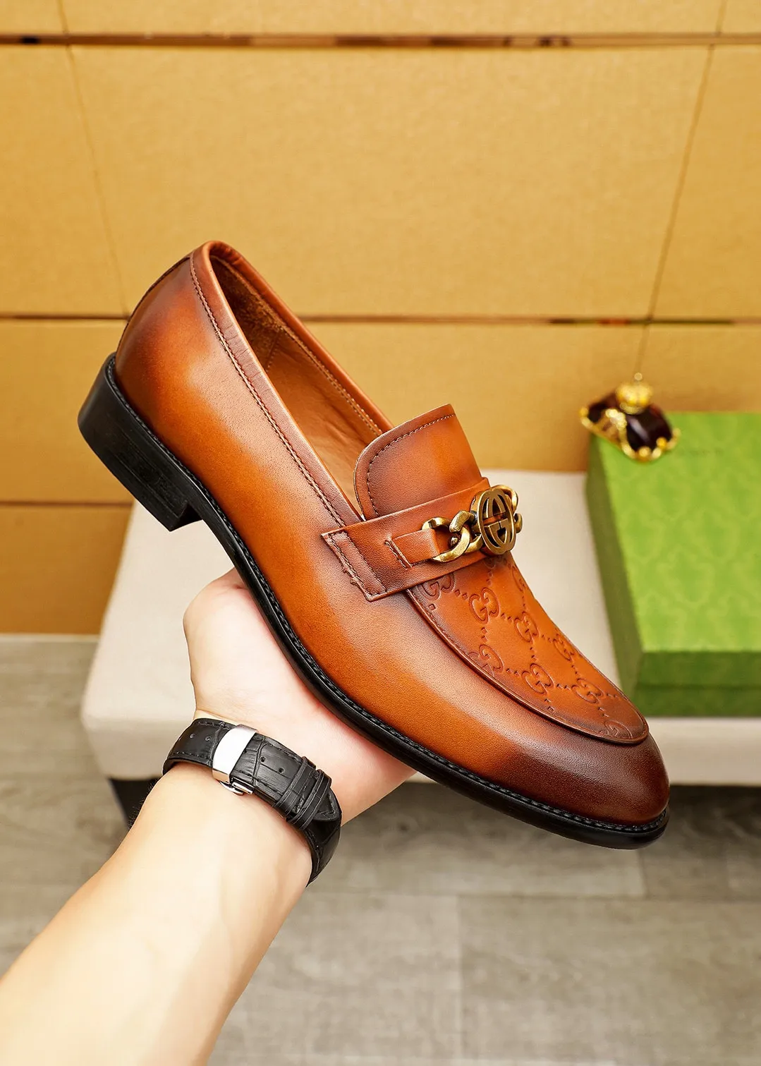 Men's shoes 💰400 💐 Product trademark: GUCCI "Gucci" casual leather shoes Regular size: 39-44 (38.45.46🉑️Customized) Product materials: Selected imported first-layer calfskin embossed upper + original hardware buckle, imported 🐑 sheepskin lining. Strong three-dimensional visual effect, combined outsole Color: 2⃣️colors available